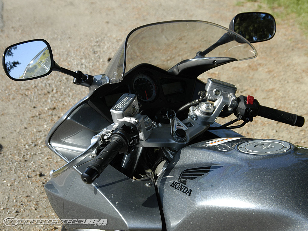 款本田Interceptor 800摩托车图片1